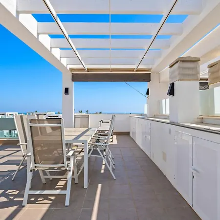 Luxury Penthouse With Private Rooftop Terrace, Pool, Punta Prima, Apartamento