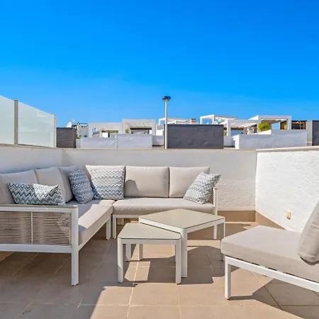 Luxury Penthouse With Private Rooftop Terrace, Pool, Punta Prima, Apartamento