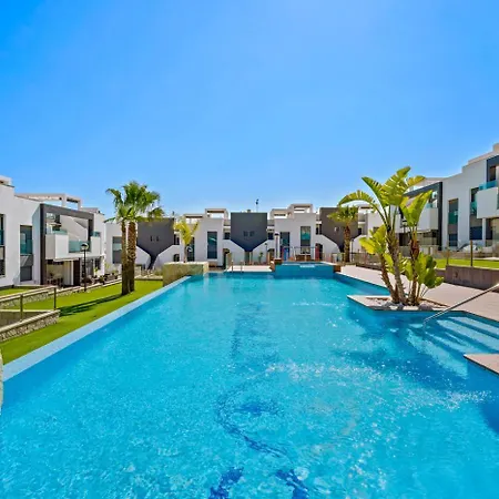 Luxury Penthouse With Private Rooftop Terrace, Pool, Punta Prima, Apartamento *